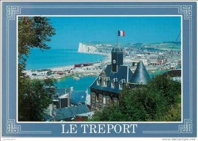 Quel est ce patrimoine en pierre de Caen et silex de plus de 350 ans qui rayonne du haut de ses 14m et dont la voûte et le portail, donnant côté mer, vous surprendront ?