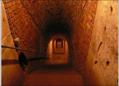 Aménagé à même la falaise pendant la Seconde Guerre mondiale, cet ouvrage militaire issu de la défensive allemande "le mur de l'Atlantique" se visite rue du 8 mai 1945. Son histoire lui a donné un nom, lequel ?