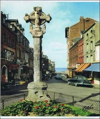 Erigée en 1618 suite à une épidémie de peste, elle fût vénérée par les pêcheurs. Haute de ses 3, 60 m on la trouve aujourd'hui Place Charles de Gaulle. Quel est ce patrimoine qui marqua l'histoire du Tréport ?
