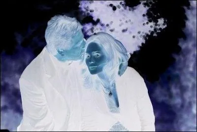 Qui est la personne qui embrasse Brennan ?