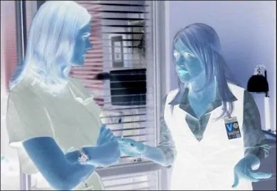 Quelle affirmation est fausse concernant la personne à droite de la photo ?