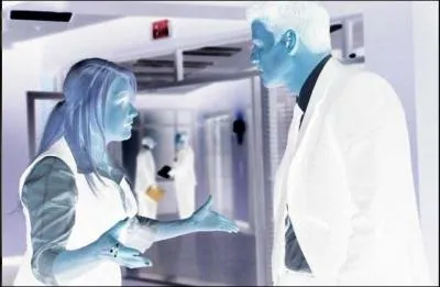 Qui est en face de Booth ?