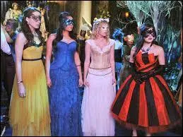 Qui est celle qui quitte le bal masqué pour aller dans le repaire de "A" ?