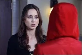 Qui était la personne à l'imper rouge que Spencer a suivi jusqu'aux toilettes ?