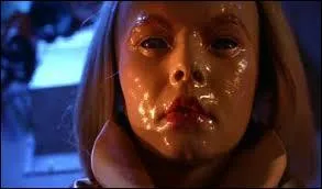 Qui était la personne déguisée comme Caleb et qui portait le visage d'Alison dans le train d'Halloween ?