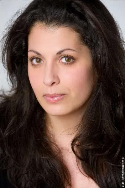 Comment s'appelle Mme Mazari ?