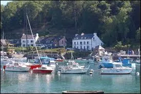 Nous partons en Bretagne à la découverte de Moëlan-sur-Mer. Pour cela, nous devons nous rendre dans le département ...