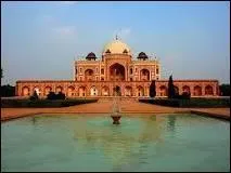 Dans quelle ville se trouve la tombe de Humayun ?