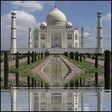 Dans quelle ville se trouve le Taj Mahal ?
