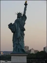 Dans quelle ville se trouve une petite statue de la Liberté ?