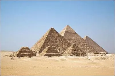 Dans quelle ville se trouve la pyramide de Khéops ?