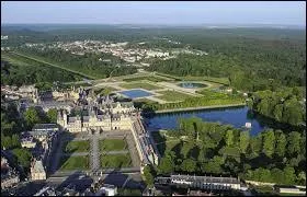 Nous partons à Fontainebleau. Connue pour sa forêt et son château, elle se situe dans le département ...