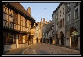 Nous déambulons dans les rues de Louhans, ville de Saône-et-Loire située en région ...
