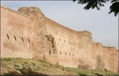 Quel mur, construit dans le but de protéger plus efficacement la ville de Rome contre les menaces barbares, porte le nom de l'empereur ?