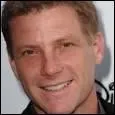 Quel acteur joue Tom Scavo ?