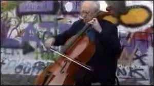 L'un des symboles de la chute du bloc de l'Est est ce violoncelliste jouant du violoncelle au pied du Mur le 11 novembre 1989 ; c'est :