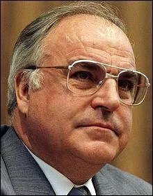 La chute du mur de Berlin aboutira presque un an plus tard à la réunification des deux Allemagne (RFA et RDA) ;le chancelier en place à l'époque est :