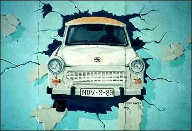 Symbole automobile de la chute du mur de BERLIN , ce graffiti représente une ....