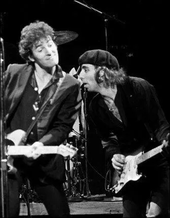 Acteur donc, mais Il fut (et reste) musicien au sein du groupe d'une star mondialement connu (à juste titre, pourrait-on dire) : lequel ?