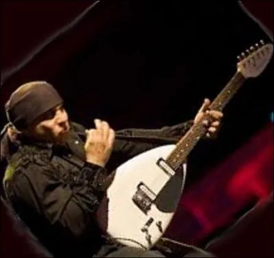 Zzzz. .Réveillez-vous ! A part chanter et jouer de la guitare, quel est son autre instrument de prédilection ?