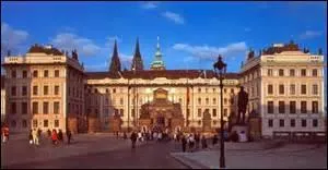 En quelle année a débuté la construction de ce château situé à Prague ?
