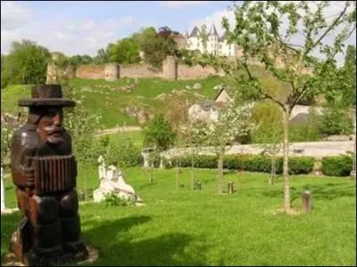 Qui lors de la guerre de Vendée, accompagné de sa colonne infernale, pilla, 
 tua et viola au printemps 1794 la population de la ville de Bressuire ne laissant plus que quelques maisons debout ?