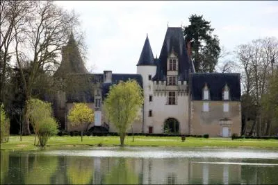 Quel est ce château édifié par François de Rochechouart vers 1515 que vous pourrez voir près de Chef-Boutonne ?