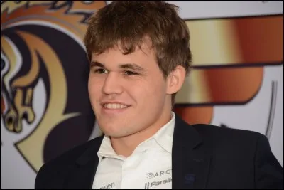 Le Norvégien Magnus Carlsen est (en 2014) champion du monde de :