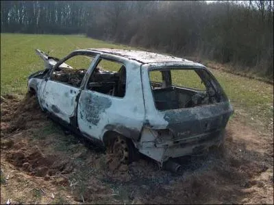 Reconnaissez-vous la voiture totalement ou presque détruite ?