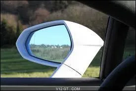 Voici un rétroviseur provenant d'une marque de voiture italienne, mais quelle marque ?