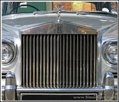 Reconnaissez-vous, grâce à cette grande grille devant la voiture, la marque ?