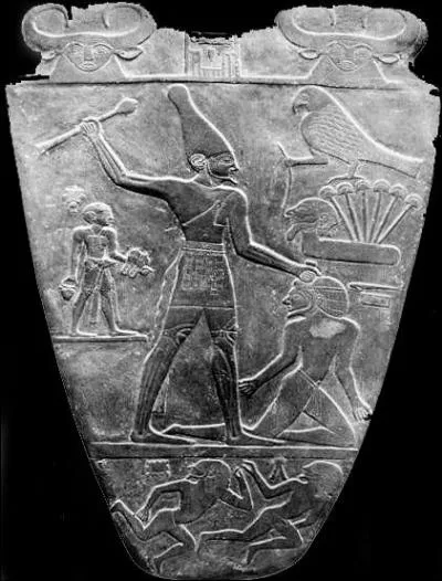 Quel ennemi est assommé par la masse de ce pharaon ?