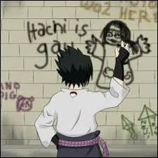 Alors la ça craint ! Sasuke fait un tag pour insulter Itachi et il n'est même pas fichu d'écrire Itachi correctement ; qu'a-t-il écrit à la place ?