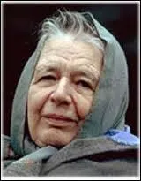 Décembre : Marguerite Yourcenar est la première femme élue à...