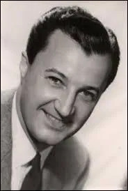 Juillet : Les plus anciens se souviennent sûrement d'André Dassary, chanteur des années 40 / 50. Quel titre avait-il interprété pendant l'occupation allemande ?