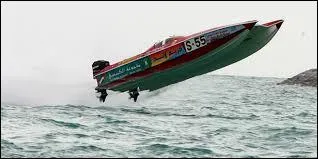 Août : Quelle personne célèbre est décédée dans un accident ?