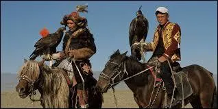 Lequel de ces peuples d'Asie centrale n'est pas connu pour son dressage d'aigles destinés à la chasse, pratique ancienne et traditionnelle ?