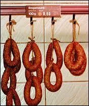 Qu'ajoute-t-on aux saucisses crues pour les transformer en "Bregenwurst" ?