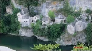 Voilà, nous repartons visiter nos communes. Je vous emmène à la découverte de Castelbouc, village troglodyte languedocien situé dans le département ...