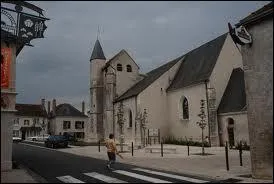 Nous traversons maintenant la ville centriste de Mont-près-Chambord. Nous sommes dans le département ...