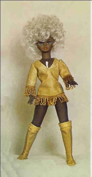 Quel est le prénom d'une héroïne de dessin animé que porte cette poupée mannequin Bella de couleur noire ?