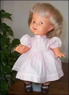 Ce poupon Bella s'appelle Nanar. Que mange-t-il normalement ?