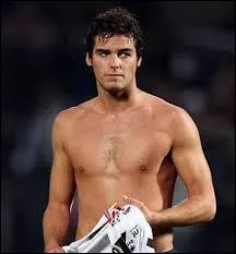 Je suis le numéro 8 de l'Olympique lyonnais. Qui suis-je ?