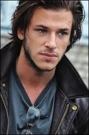 Je suis l'égérie de Chanel et Longchamp. Qui suis-je ?