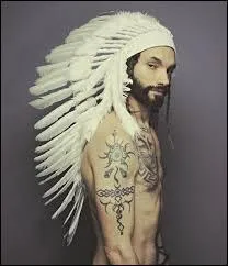 Je suis le chanteur du groupe Shaka Ponk. Qui suis-je ?