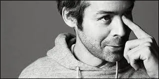 Je suis journaliste sur Canal+. Qui suis-je ?