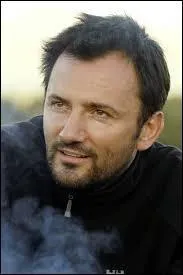 Je suis animateur dans "Rendez-vous en terre inconnue". Qui suis-je ?