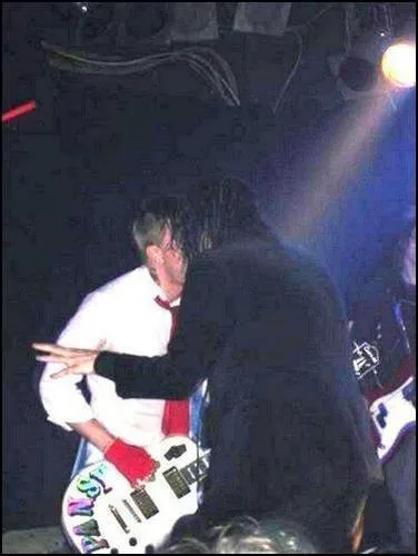 Avec quel membre de MCR Gerard a-t-il été surpris en train de s'embrasser ?