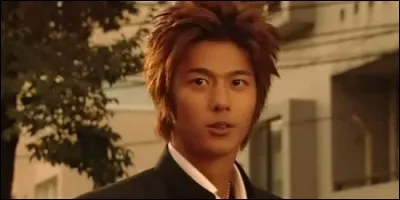 Avec quel objet se promène sans arrêt Tsuchiya Hikaru ?