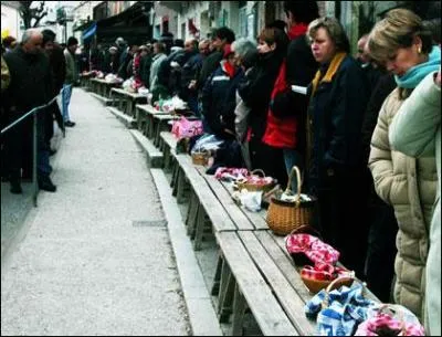 Lalbenque est une ville réputée pour son marché aux -------.